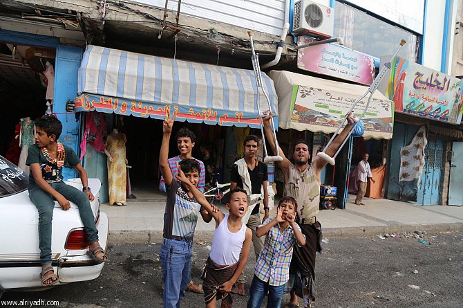 سكان تعز يحتفلون بالانتصار على الحوثيين وقوات صالح