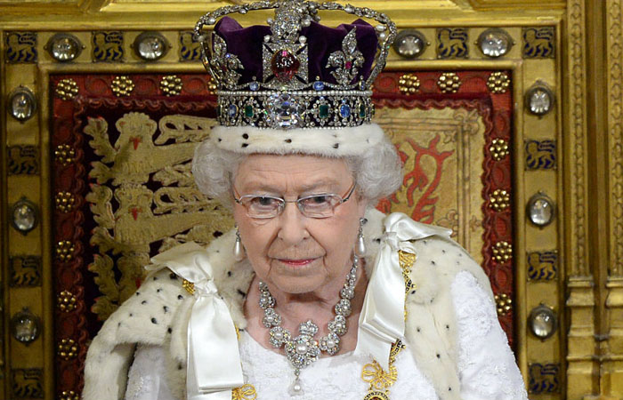 إليزابيث تحطم الرقم القياسي لتصبح أطول ملوك بريطانيا جلوسا على العرش