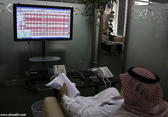 الأسهم السعودية تتراجع دون مستوى 8500 نقطة بتداولات 4.2 مليارات ريال
